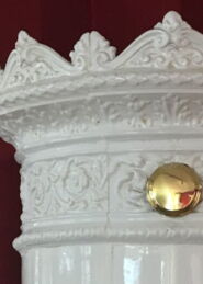 antiker schwedischer Kachelofen Malmviken von SVEA Hamburg, Kronendetail