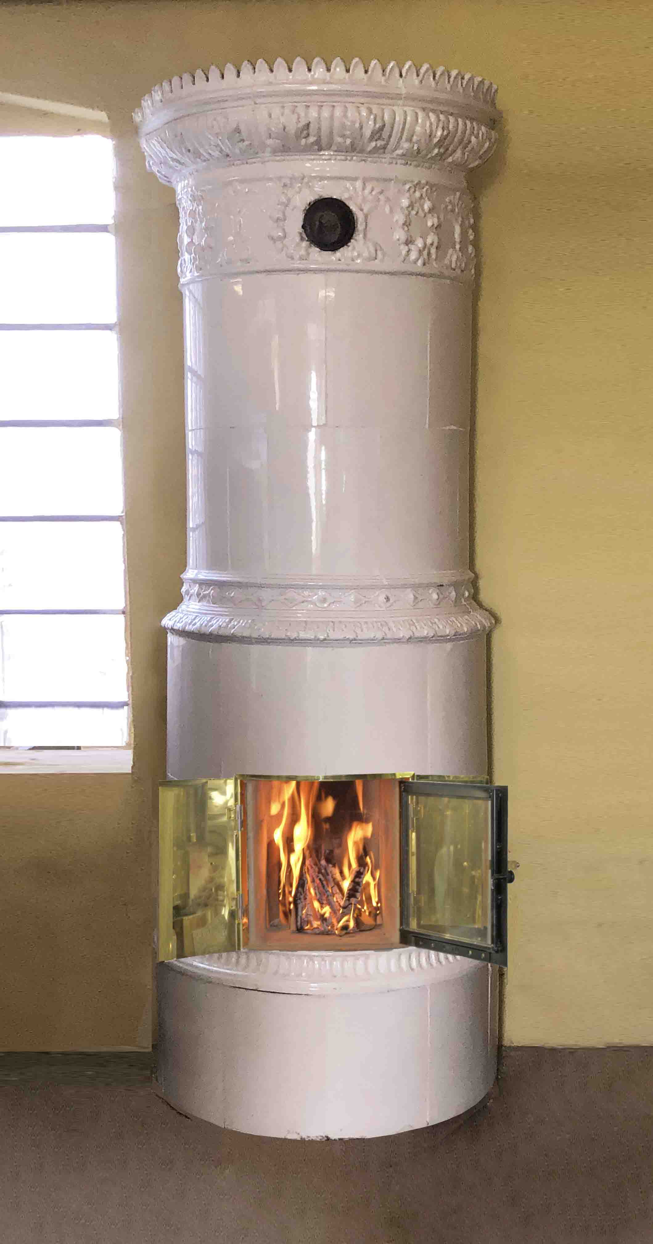 antiker schwedischer Kachelofen Pippi von SVEA Hamburg